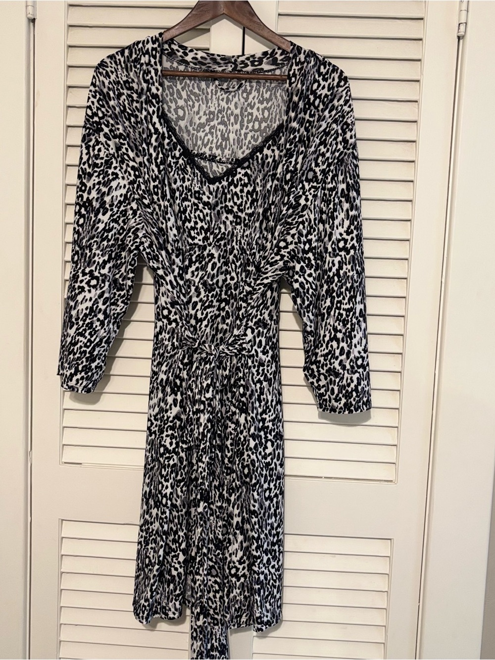 Women's Black & White Animal Print V-Neck robe & night dress